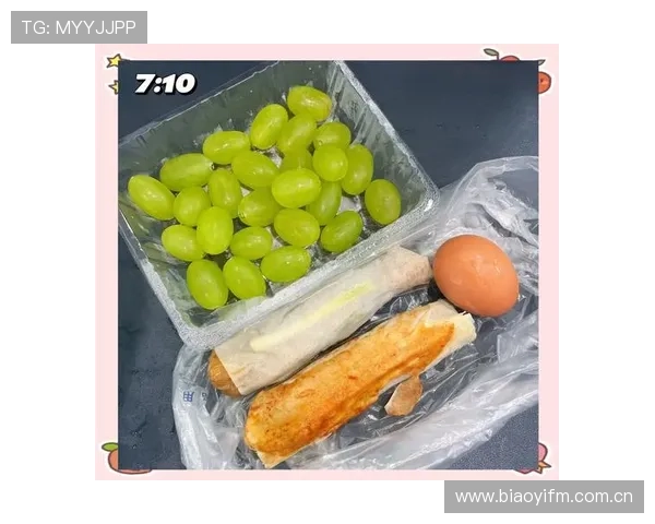 覃海洋家的冰箱里只有水煮鸡胸肉和蛋白粉，连瓶可乐都找不到